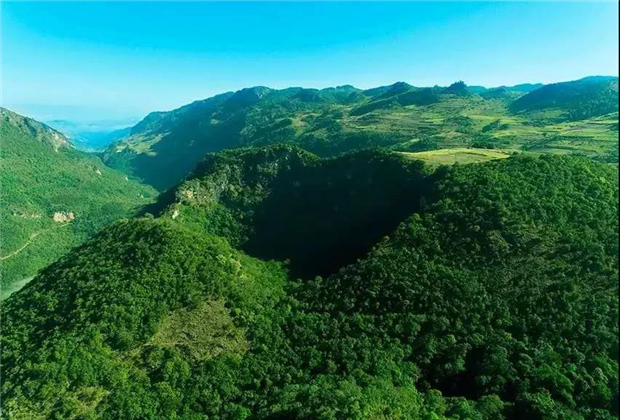 臨滄旅游：天坑探秘