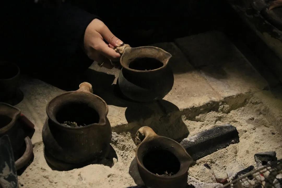 火塘烤茶：烤著喝的茶！    臨滄茶山