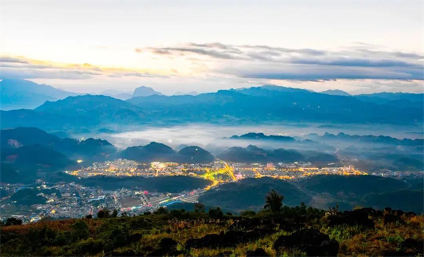 云南旅游,云南旅行社,云南團建公司,云南策劃公司,云南會議會展,云南活動執(zhí)行,臨滄旅游,臨滄旅行社,臨滄團建公司，臨滄策劃公司：一眼覽兩國，你確定不來臨滄這個寨子看看？