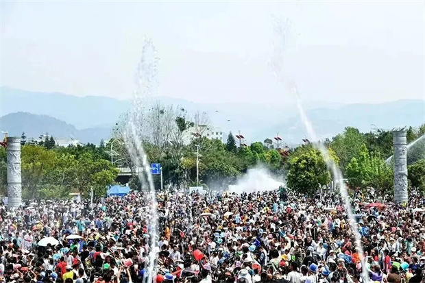 臨滄旅游：周末臨翔區(qū)“濕”身預(yù)警！先賞女子象腳鼓絕技，再戰(zhàn)萬(wàn)人潑水狂歡